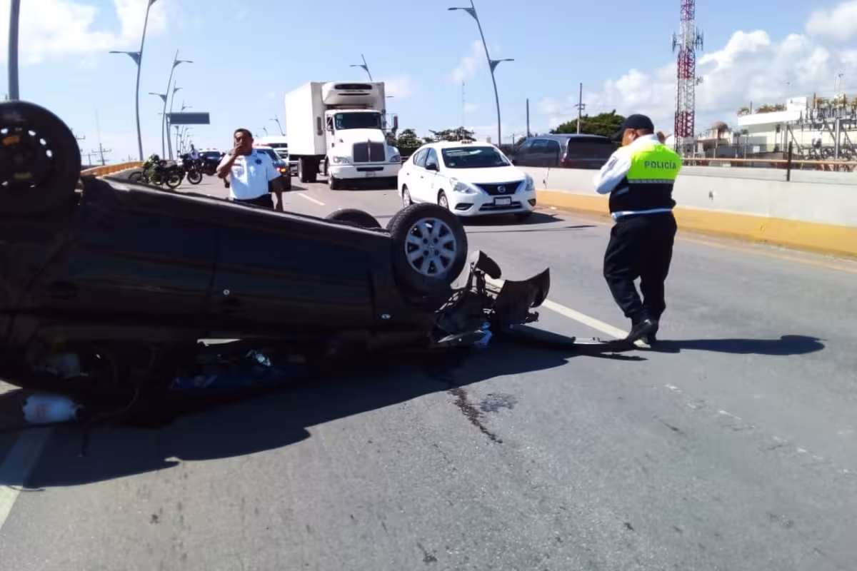 Playa del Carmen: Conductor pierde el control y se estrella contra un ...