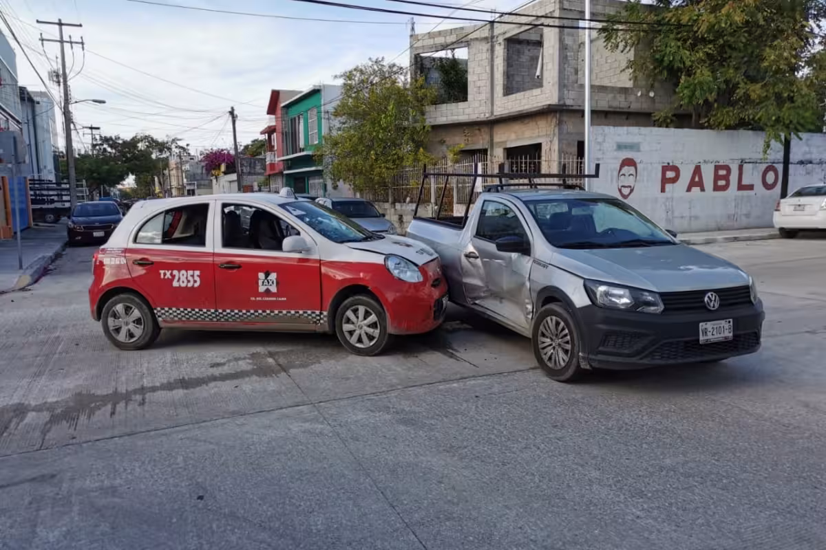 Accidente entre una camioneta y un taxi en Ciudad del Carmen deja un ...