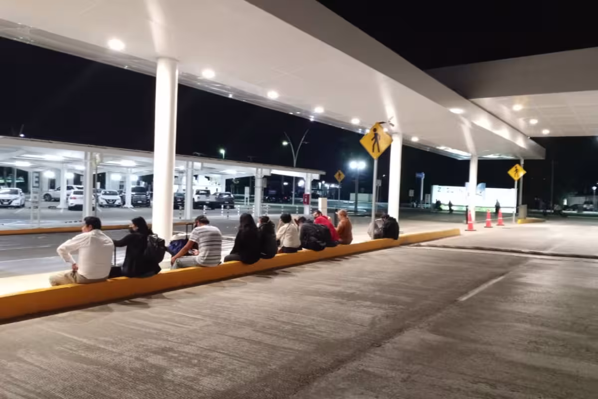 Pasajeros del aeropuerto de Mérida, obligados a caminar ante la falta ...