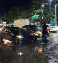 Mazda sale del acotamiento y choca contra un Aveo en Ciudad del Carmen