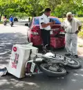 Motociclista se impacta contra auto en la avenida Concordia; termina lesionado
