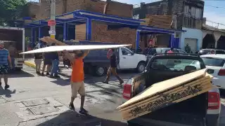 En tlapalerías la gente demandaba clavos y sogas para amarrar tinacos. Foto: Víctor Rodríguez