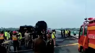 Policía de Pakistán indicó que presuntamente el chofer del autobús se quedó dormido y se estrelló contra la unidad cisterna