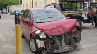 La unidad quedó en atravesada en plena calle, y al lugar llegaron elementos de la Policía Estatal