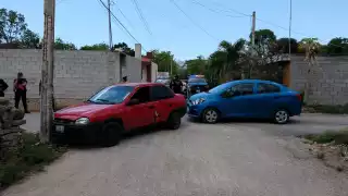 Los vehículos resultaron con fuertes golpes tras chocar en Dzidzantún