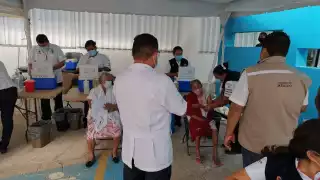 El personal de salud sigue vacunando a los abuelitos