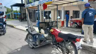 Perro provoca volcadura de mototaxi en Escárcega; conductor y estudiante resultan heridos