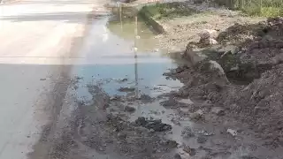 Vecinos de la Colonia Carlos Salinas de Gortari, dieron a conocer que tienen una fuga desde de agua hace diez días