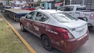 Tractocamión arrastra varios metros a taxi con pasajero a bordo en Ciudad del Carmen
