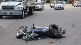La motocicleta permaneció sobre la carretera, impidiendo el paso a otros conductores