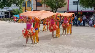 Comparsas llevan algería a parques de Tizimín, Yucatán