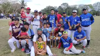Loa vencedores posaron junto a su premio