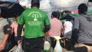 No todos los visitantes utilizan la cabina sanitizante ni el jabón que colocan en los pasillos del tianguis. Fotos: Karla Cauich