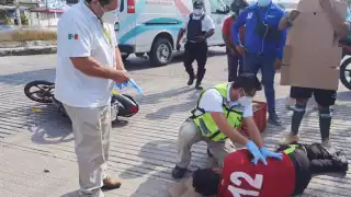 Conductor de una motocicleta termina con esguince al impactarse contra un automóvil