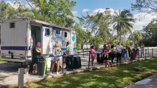 Turistas a esperar de recibir resultados de pruebas rápidas de coronavirus