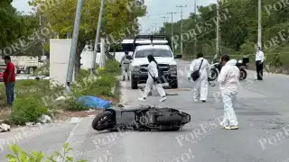 Tragedia en Arco Vial de Cancún: Mujer fallece tras derrapar en moto; investigan si fue provocado