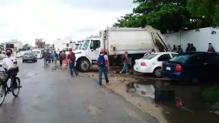 Los empleados del servicio de recoja de basura en Playa del Carmen denunciaron lo mal que están los camiones para laborar