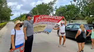 La manifestación la hicieron fuera del área de ventas, para advertir a la gente que no compre casas de Selvanova en Playa del Carmen