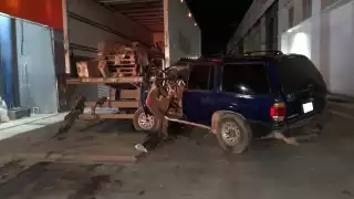 Ebrio provoca fuerte accidente al chocar contra un tractocamión en Escárcega 