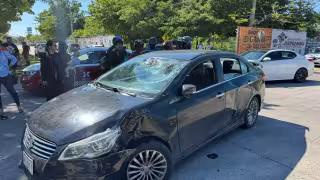 Motociclista se estrella contra automóvil y termina sobre el parabrisas en Ciudad del Carmen