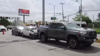 Conductor distraído provoca carambola sobre la carretera a Motul