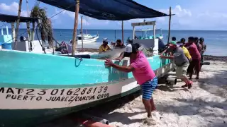 Pescadores reubican lanchas en Puerto Juárez