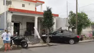 El automóvil provocó varios daños