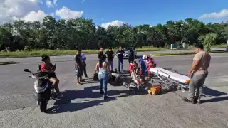 Servicios médicos de la Cruz Roja Mexicana acudieron al sitio del accidente para trasladar al hombre al Hospital General