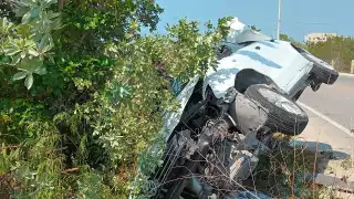 El auto del hombre quedó completamente destruido tras volcar