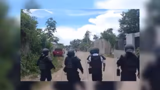 Policías y vecinos del asentamiento irregular 2 de Octubre en Tulum se enfrentaron durante un desalojo sorpresivo