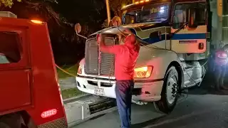 Conductor de tráiler en estado de ebriedad tira poste de luz en Chetumal