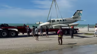 Tras una semana en la arena, retiran la avioneta que aterrizó de emergencia en Ciudad del Carmen