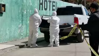 Para evitar que el área fuera contaminada por los curiosos, los agentes acordonaron la zona