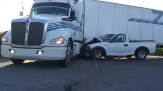 Del golpe, la camioneta se atoró con la llanta y fue arrastrada por el tráiler