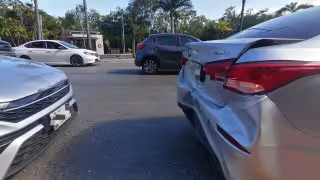 Choque por alcance genera intenso tráfico durante la hora pico en Zona Hotelera de Cancún