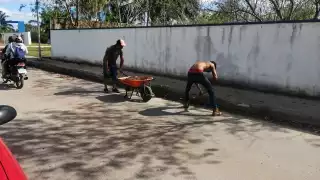 Pobladores de Kanasín bachean calles del fracc. Cielo Alto con materiales propios