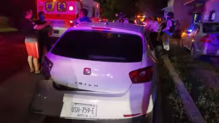 Por exceso de velocidad vuelca y daña vehículo estacionado en calles de Chetumal