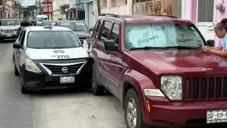 Taxi choca contra camioneta estacionada en Ciudad del Carmen y deja cuantiosos daños materiales