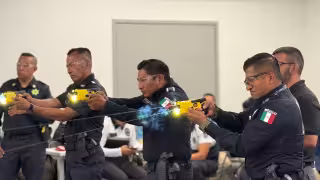 Policías turísticos de seis municipios de Quintana Roo incorporarán pistolas Taser 7