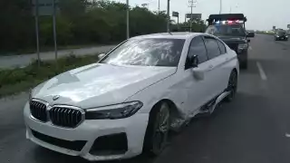 Con tal de evirtar a la ley, el conductor abandonó su automóvil de lujo. Foto: Ernesto Pinzón