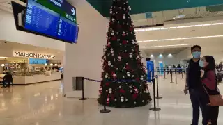 Un árbol de Navidad de casi 4 metros decora la sala del aeropuerto de Mérida