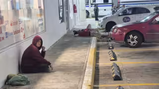 Rechaza ayuda y genera temor: extranjera agresiva preocupa en Ciudad del Carmen