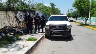 Los elementos de la Policía, junto a agentes de la FGE Quintana Roo en Playa del Carmen, llegaron a un lote baldío en la colonia Nicte Ha para realizar las diligencias correspondientes