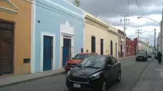 Al bajar del techo no se fijó y su cabeza topó con un cable de alta tensión