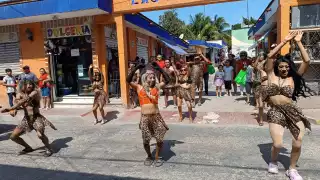 La comparsa recibió aplausos y provocó risas entre los presentes