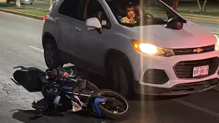 Motociclista resulta lesionado tras choque con camioneta frente a Zentralia