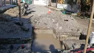 Los inconformes aseguran que llevan varios días con la calle inundada.  Foto: Irene Barradas