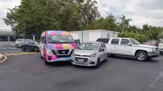 Automóvil de renta choca contra una camioneta en el aeropuerto de Cancún