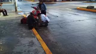 La mujer perdió el control de la motocicleta y al traer chanclas no pudo recuperarlo