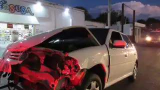 Uno de los autos quedó destrozado al frente